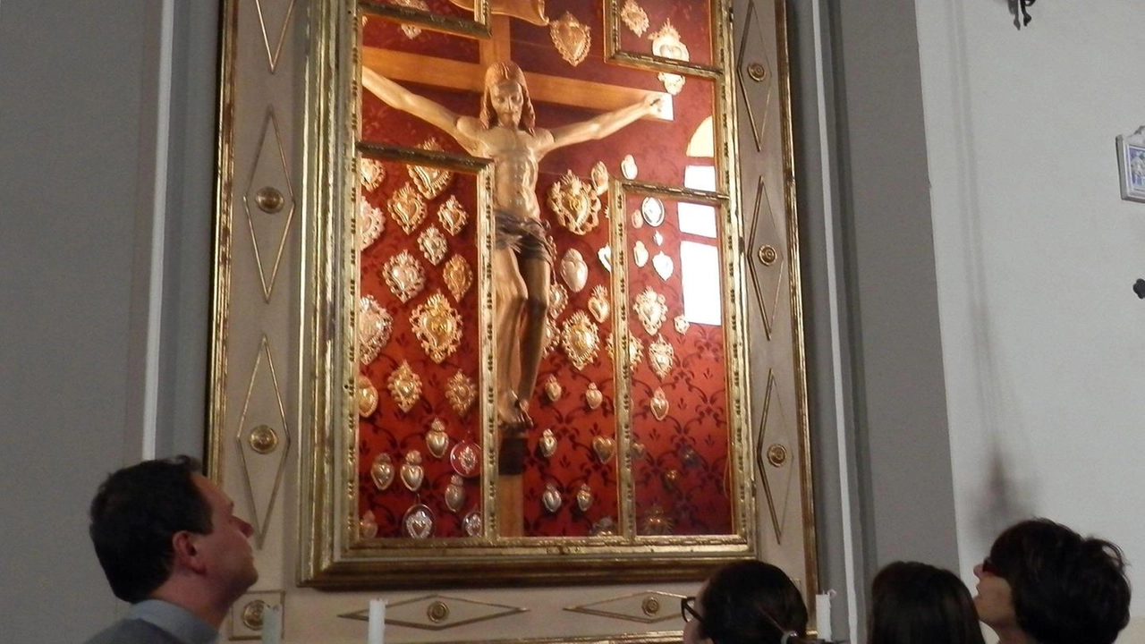 Tanti. fedeli. chiedono al parroco don. Santini di «scoprire» il Crocifisso. e pregare Tanti. fedeli. chiedono al parroco don. Santini di «scoprire» il Crocifisso. e pregare