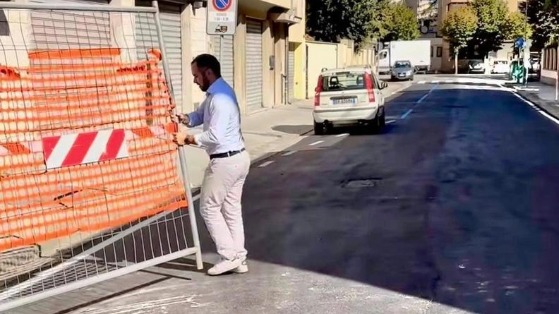 L’assessore Mattia Belli libera la strada dalle transenne