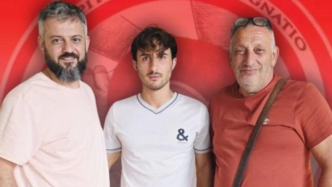 Lorenzo Xavier Fierro, nuovo centrocampista del Lazzeretto tra il direttore generale Peruzzi e il presidente Caponi Lorenzo Xavier Fierro, nuovo centrocampista del Lazzeretto tra il direttore generale Peruzzi e il presidente Caponi