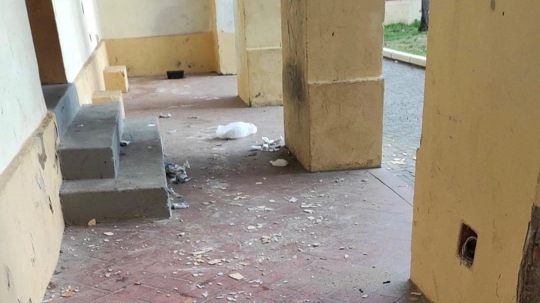I danni nella corte della biblioteca Italo Calvino di Castiglione della Pescaia