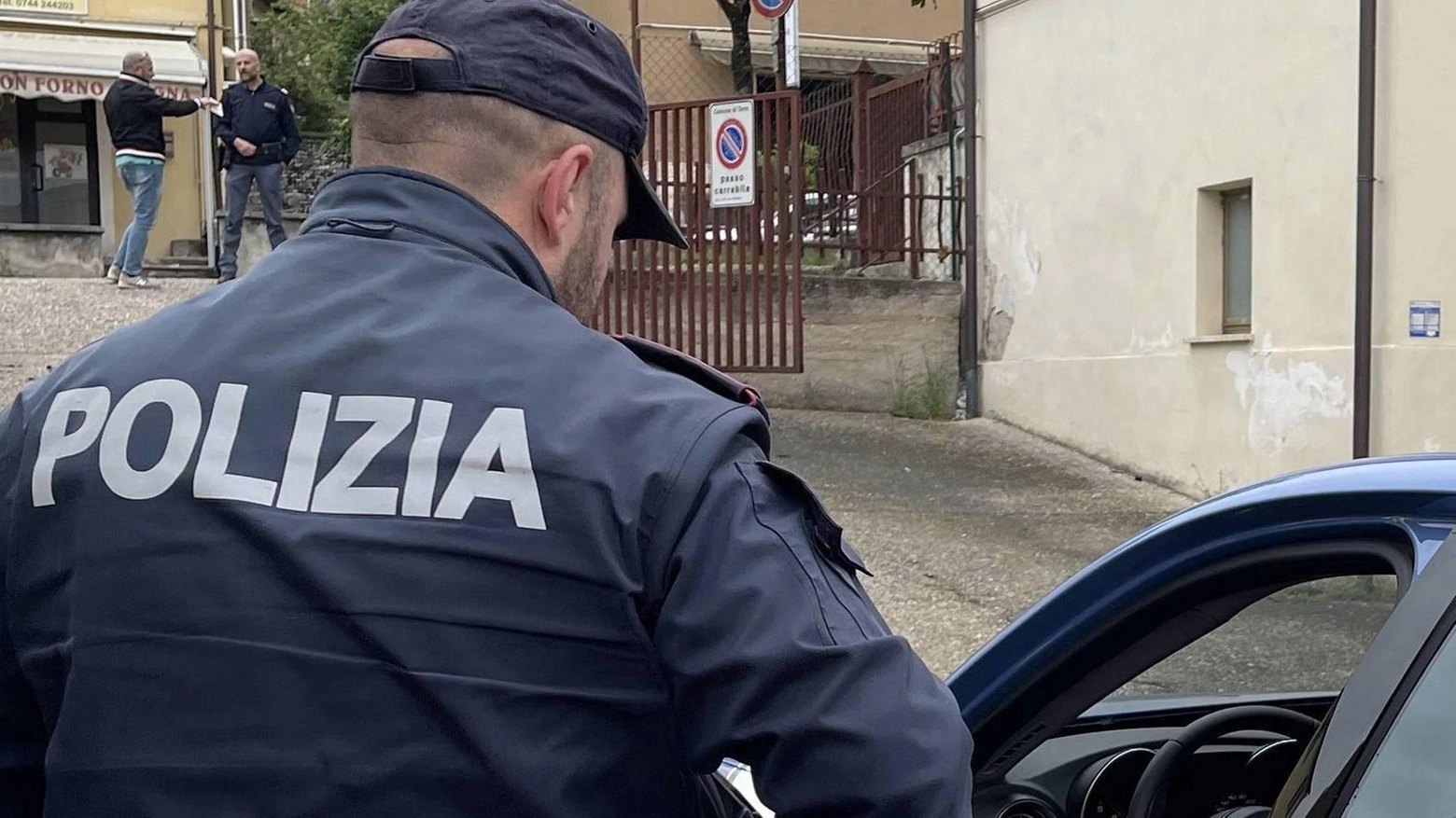Il Tar del Lazio respinge il ricorso della donna contro il decreto del ministero. Il giovane aveva patteggiato due processi per furto e possesso di droga.