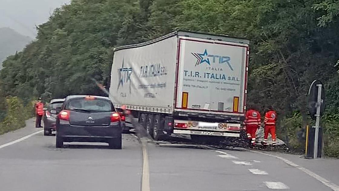 In auto contro un tir. Soccorso con “Pegaso“ In auto contro un tir. Soccorso con “Pegaso“