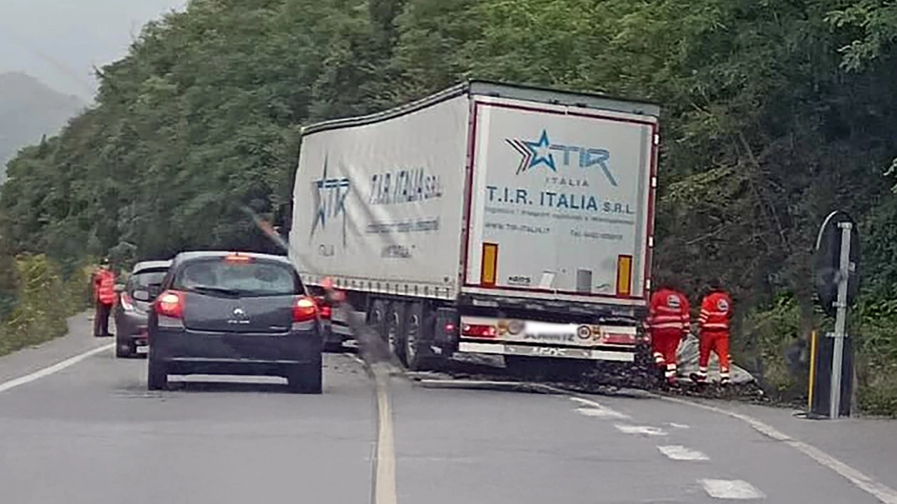 L’incidente è avvenuto nel pomeriggio di ieri sulla strada provinciale Lodovica a Borgo a Mozzano (foto Borghesi) L’incidente è avvenuto nel pomeriggio di ieri sulla strada provinciale Lodovica a Borgo a Mozzano (foto Borghesi)