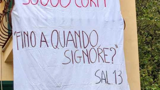 Il ”sudario” dedicato alla vittime di Gaza esposto dal cetro missionario diocesano all’esterno dell. a palazzina della Curia arcivescovile