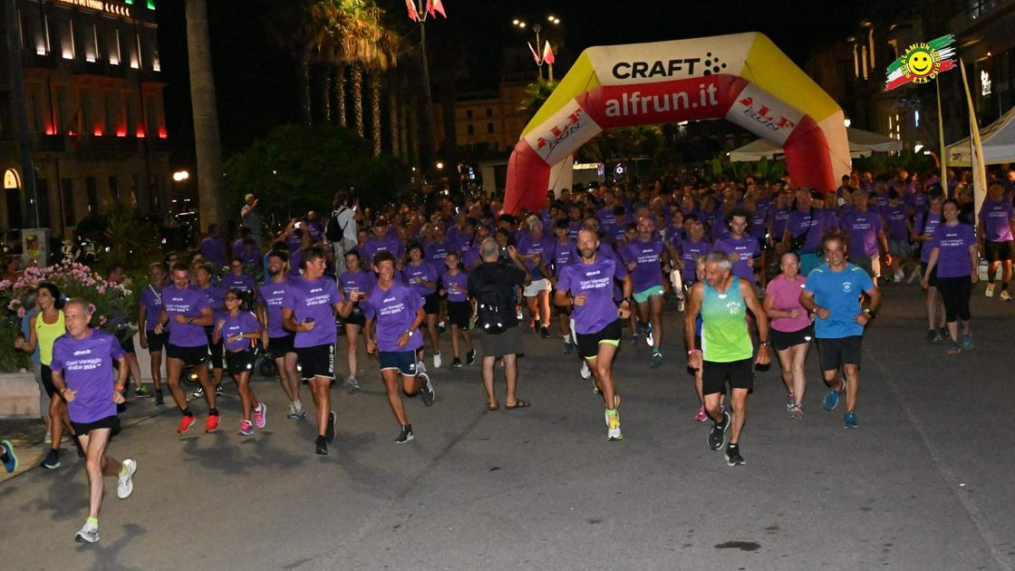 a viareggio si corre all8217alba tra lungomare e battigia
