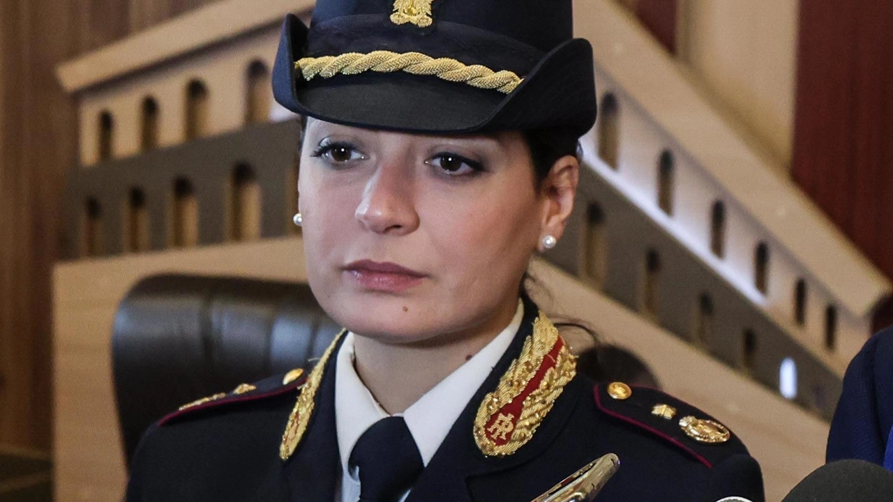 Avvicendamenti nella questura toscana: il Commissario Capo Vanessa Pellegrino Monti alla Squadra Mobile, Alessio Del Gigia al controllo del territorio e Claudio Basagni all'Ufficio Immigrazione. Francesca Porcu trasferita a Roma e Antonio Luigi Fracasso all'Ufficio Personale.