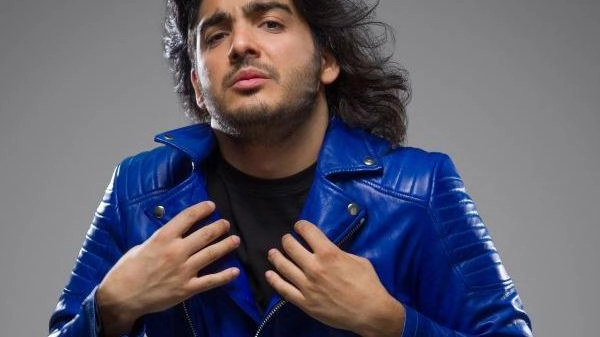 Max Angioni, sabato sera al Verdi col nuovo spettacolo “Anche meno“