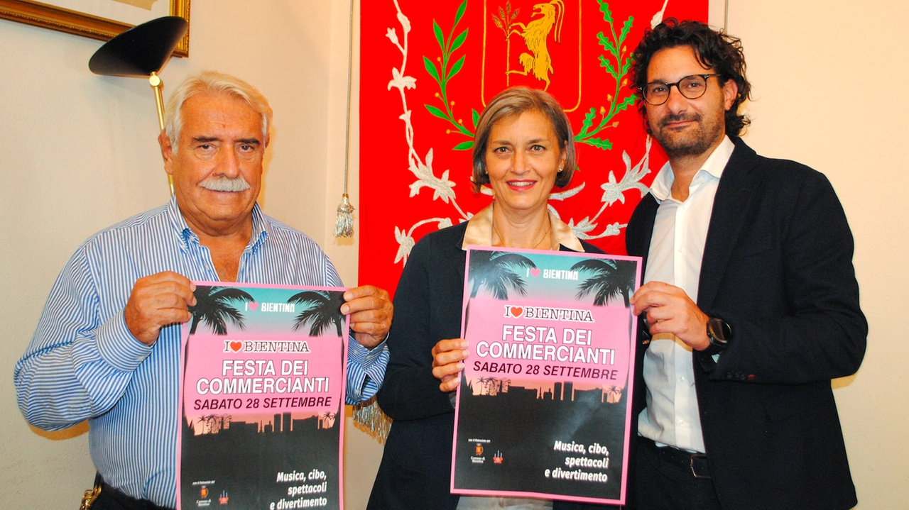 In foto: da sinistra Francesco Schiavelli (presidente CCN I Love Bientina), Alessia Vincenti (Assessora alla Cultura Comune di Bientina), Alessandro Cai (Vicesindaco con delega al Commercio Comune di Bientina) In foto: da sinistra Francesco Schiavelli (presidente CCN I Love Bientina), Alessia Vincenti (Assessora alla Cultura Comune di Bientina), Alessandro Cai (Vicesindaco con delega al Commercio Comune di Bientina)