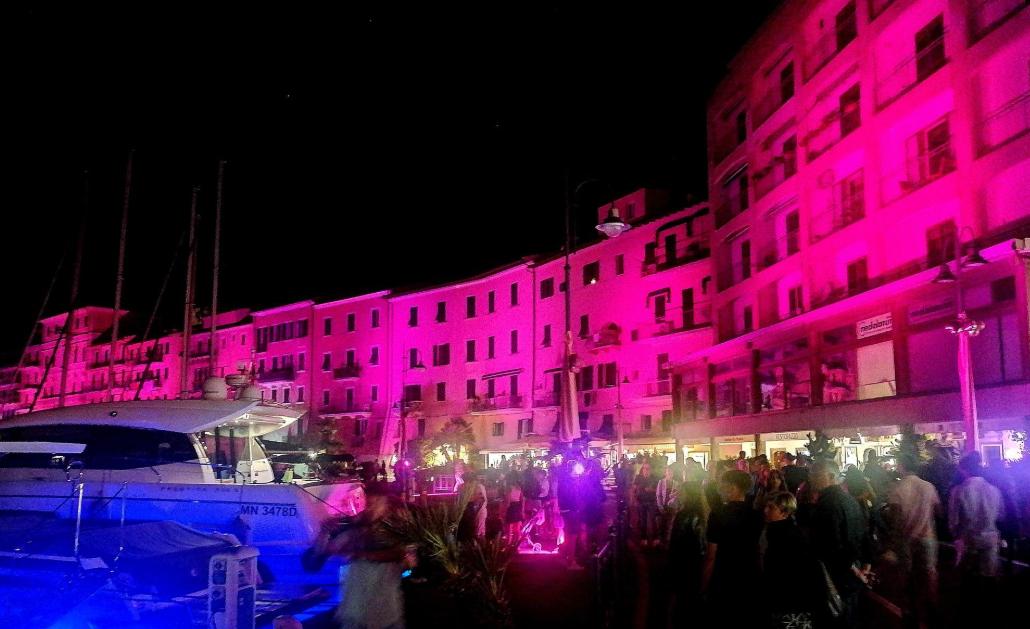 La magia della notte rosa di Portoferraio: centro storico in festa tra colori e musica