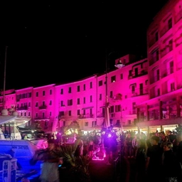 La magia della notte rosa di Portoferraio: centro storico in festa tra colori e musica