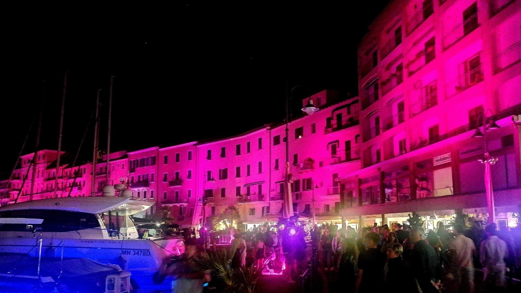 Un momento della Notte Rosa di Portoferraio: tutti i palazzi della calata Mazzini si sono illuminati Un momento della Notte Rosa di Portoferraio: tutti i palazzi della calata Mazzini si sono illuminati