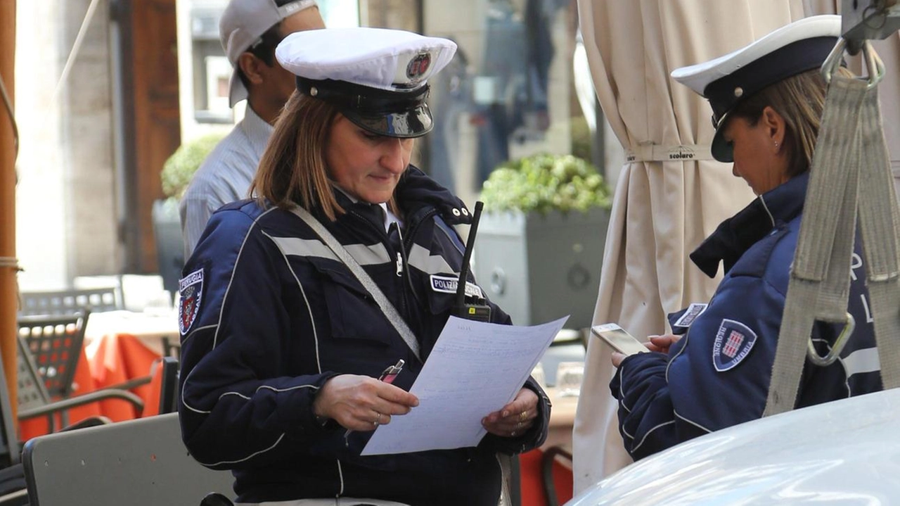 La polizia municipale di Castelfranco ha disposto il divieto di transito ai camion in alcune strade delle frazioni per evitare il passaggio da via Ponticelli La polizia municipale di Castelfranco ha disposto il divieto di transito ai camion in alcune strade delle frazioni per evitare il passaggio da via Ponticelli