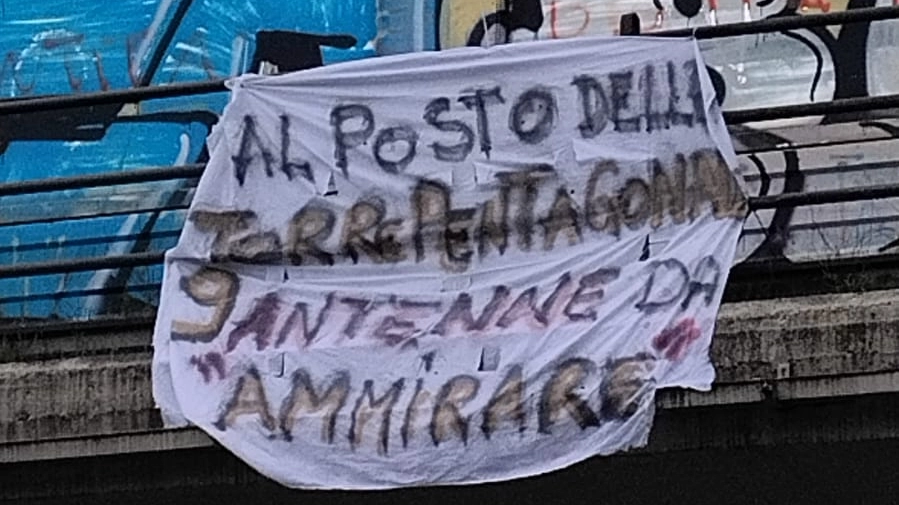 Uno striscione contro le antenne Uno striscione contro le antenne
