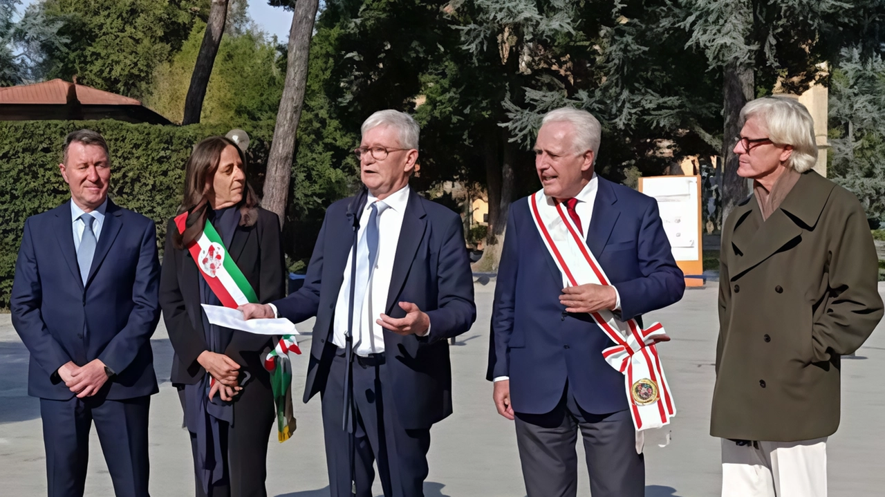 Il presidente di Firenze Fiera, Lorenzo Becattini, al centro, durante la cerimonia d’inaugurazione del nuovo ingresso Il presidente di Firenze Fiera, Lorenzo Becattini, al centro, durante la cerimonia d’inaugurazione del nuovo ingresso