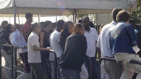 La coda davanti alla Questura di Prato per il rinnovo del permesso di soggiorno: un cittadino su quattro non ha la cittadinanza La coda davanti alla Questura di Prato per il rinnovo del permesso di soggiorno: un cittadino su quattro non ha la cittadinanza