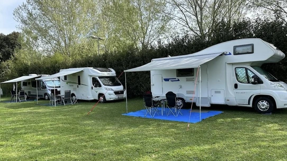 I campeggi intorno a Lucca sono la meta preferita per i visitatori in cerca di avventura, ma il gran caldo di agosto spaventa anche loro. I campeggi intorno a Lucca sono la meta preferita per i visitatori in cerca di avventura, ma il gran caldo di agosto spaventa anche loro.