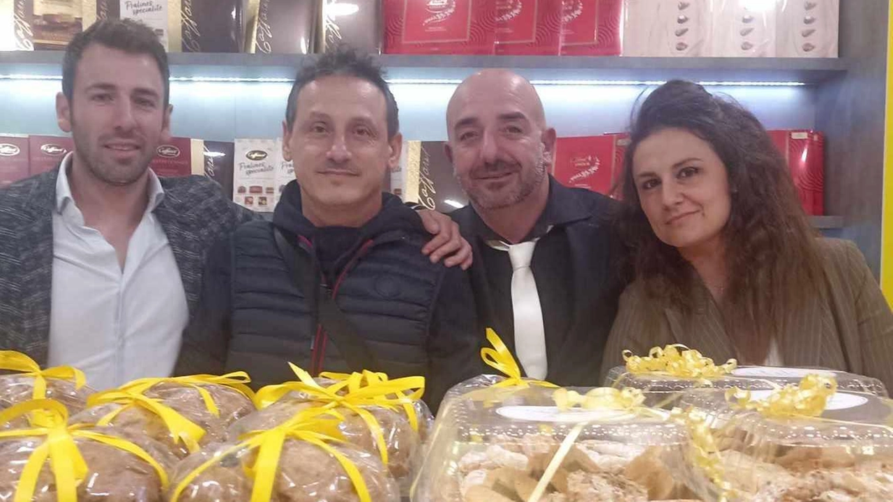 Il locale passa dalla famiglia Pipeschi ai Santini. Mantenuti i 13 dipendenti Il locale passa dalla famiglia Pipeschi ai Santini. Mantenuti i 13 dipendenti