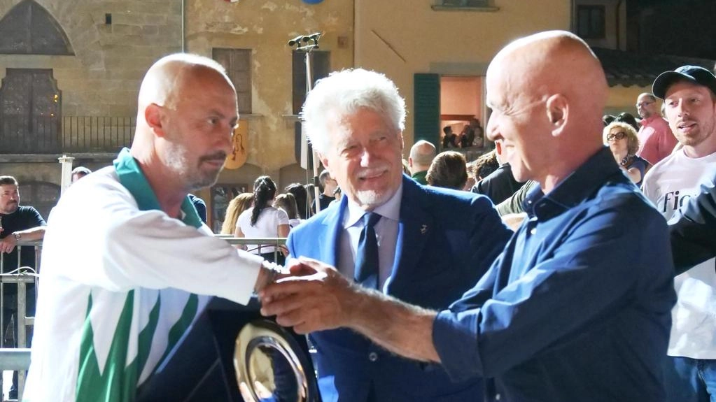 La stretta di mano tra. Carboni e Gori dopo la premiazione di. Ghinelli. In alto, Bruni La stretta di mano tra. Carboni e Gori dopo la premiazione di. Ghinelli. In alto, Bruni