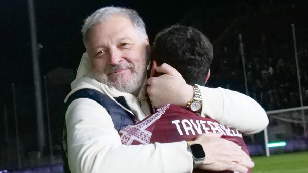 L’abbraccio del presidente Guglielmo Manzo a Tavernelli L’abbraccio del presidente Guglielmo Manzo a Tavernelli
