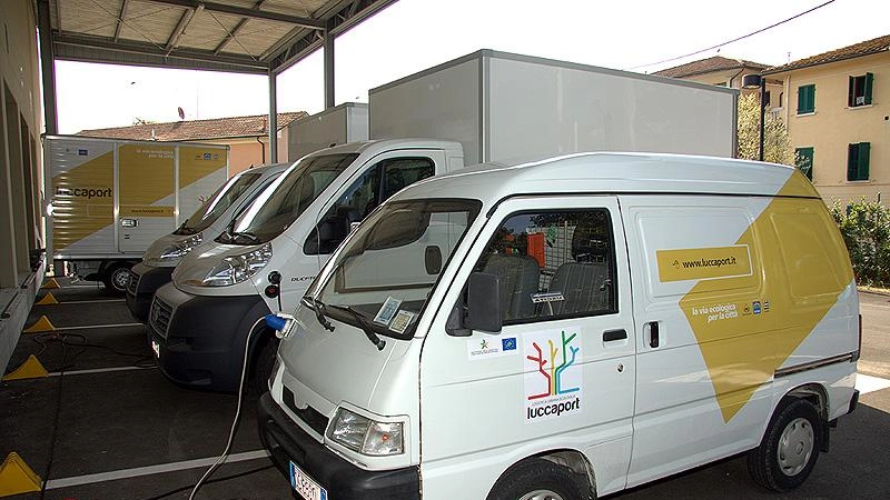 Il comitato Vivere il centro storico critica la decisione di trasformare l'ex magazzino di Metro a Lucca in un mercato ortofrutticolo, sottolineando il fallimento del progetto originale e la mancanza di un adeguato ragionamento da parte delle autorità. Il comitato Vivere il centro storico critica la decisione di trasformare l'ex magazzino di Metro a Lucca in un mercato ortofrutticolo, sottolineando il fallimento del progetto originale e la mancanza di un adeguato ragionamento da parte delle autorità.