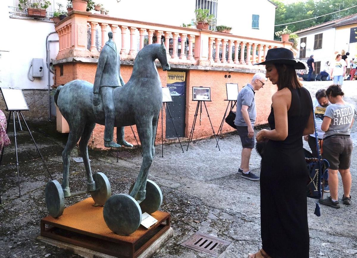 “Tassonart”. Il borgo diventa una galleria
