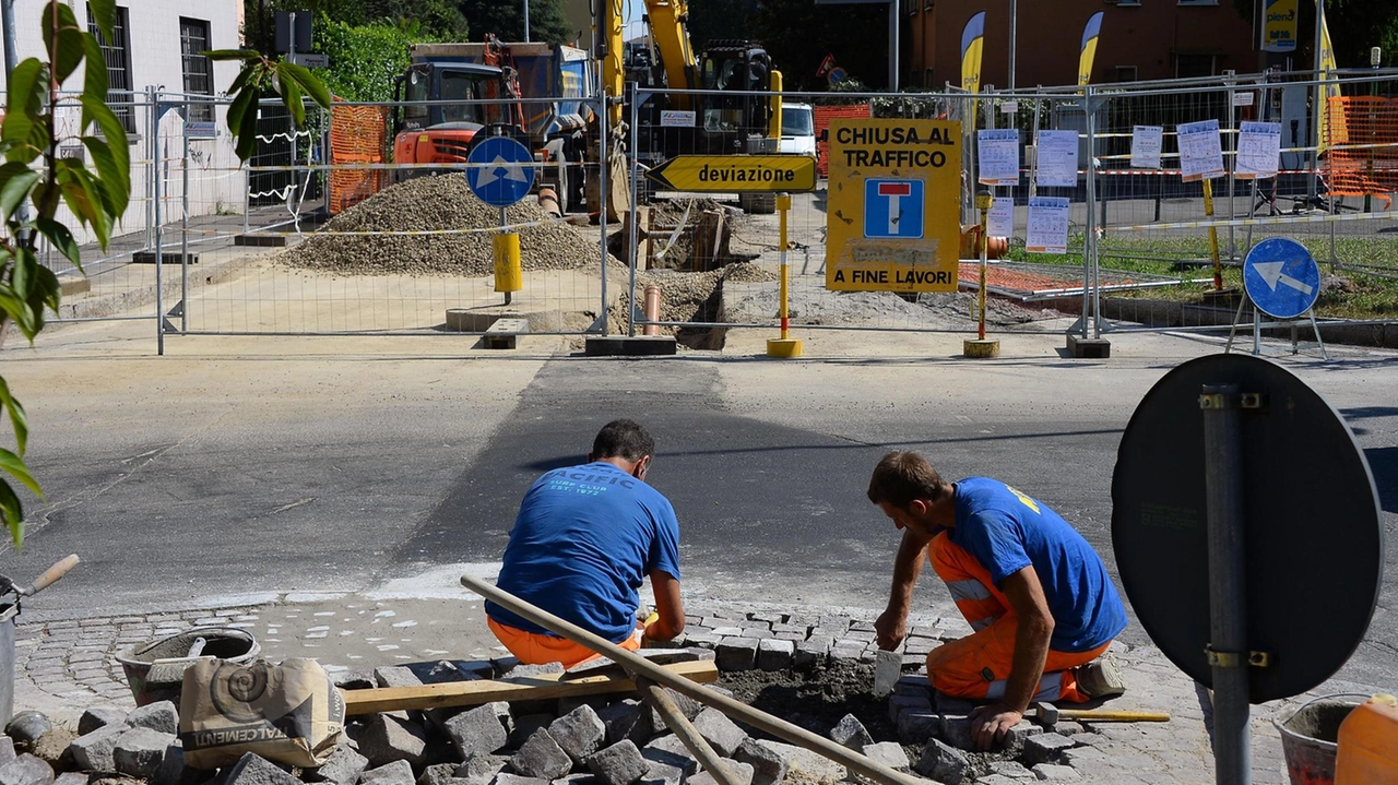 I lavori riguarderanno tutto il territorio di Serravalle e l’area intorno alle piscine di Cantagrillo per una spesa che si aggira attorno al mezzo milione I lavori riguarderanno tutto il territorio di Serravalle e l’area intorno alle piscine di Cantagrillo per una spesa che si aggira attorno al mezzo milione