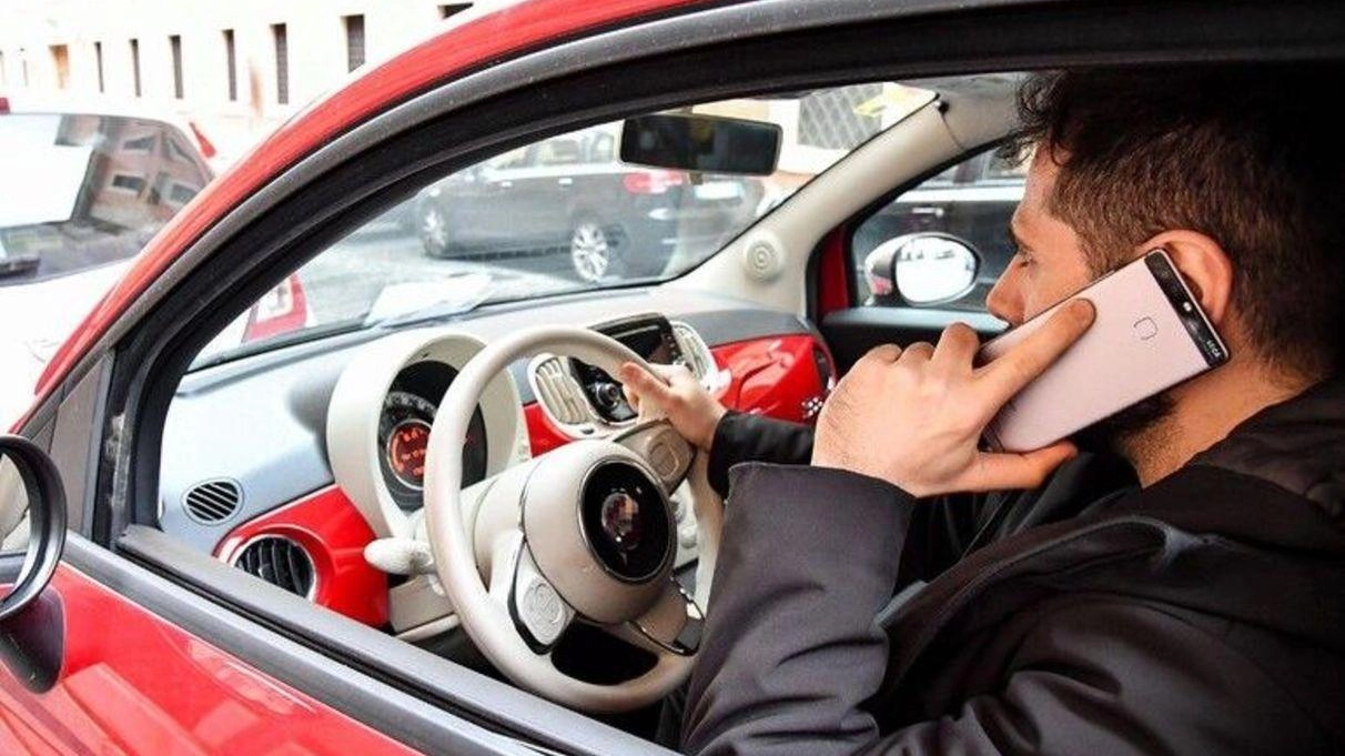 Usare il telefono cellulare mentre si guida crea situazioni di alto rischio: le sanzioni adesso sono molto più pesanti Usare il telefono cellulare mentre si guida crea situazioni di alto rischio: le sanzioni adesso sono molto più pesanti
