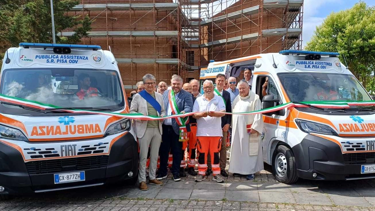 Il momento del taglio del nastro per le due ambulanze Il momento del taglio del nastro per le due ambulanze