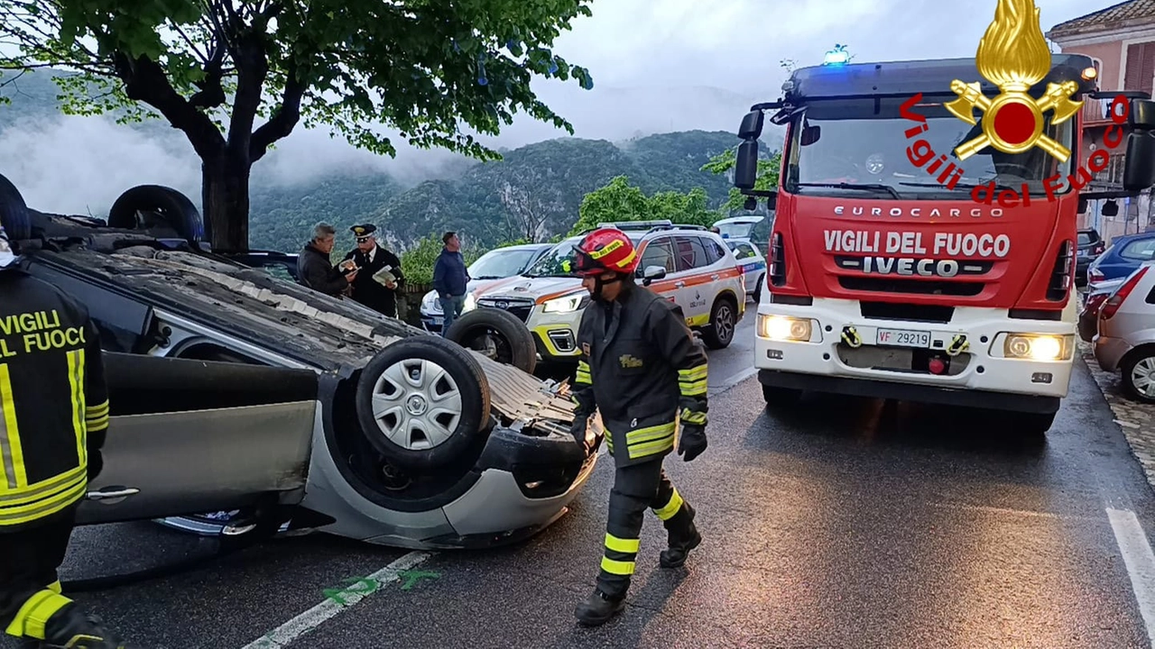 L'auto ribaltata a Narni