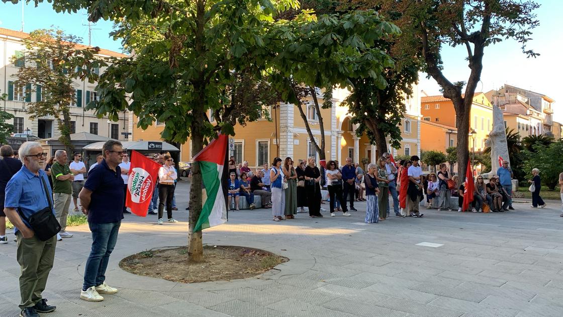 Lacrime e bandiere rosse. I compagni in piazzaper l’addio ad Albertosi