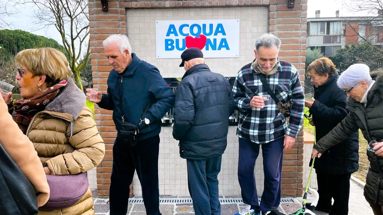 Uno dei fontanelli aperti da Acque nei territorio della lucchesia Uno dei fontanelli aperti da Acque nei territorio della lucchesia