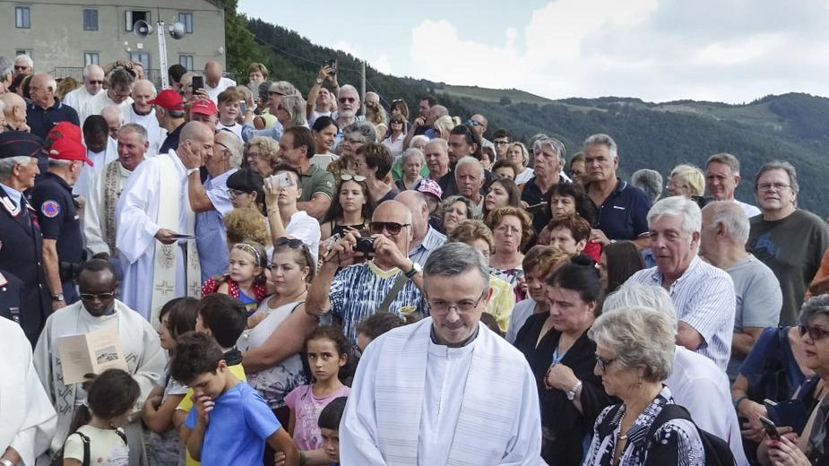 Due momenti speciali delle precedenti giornate dedicate al cambio della Croce al santuario di San Pellegrino Tantissimi i pellegrini e i fedeli presenti (foto Borghesi) Due momenti speciali delle precedenti giornate dedicate al cambio della Croce al santuario di San Pellegrino Tantissimi i pellegrini e i fedeli presenti (foto Borghesi)