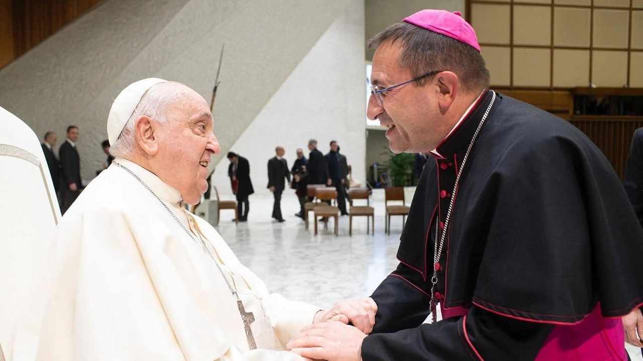 Il vescovo Andrea e la delegazione aretina un mese fa in udienza dal Papa. Un’esperienza che ha lasciato il segno