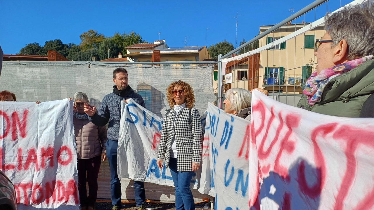 Il presidio dei cittadini per chiedere al Comune di ripensare l’intervento di riassetto della piazza XX Settembre. Al centro la portavoce, Maria Lombardo Il presidio dei cittadini per chiedere al Comune di ripensare l’intervento di riassetto della piazza XX Settembre. Al centro la portavoce, Maria Lombardo