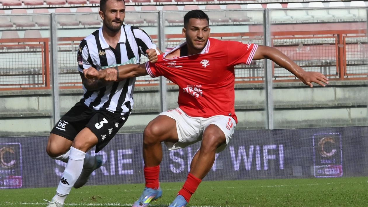 L’attaccante Daniele Montevago trattenuto dal difensore Nicoletti (foto Crocchioni)