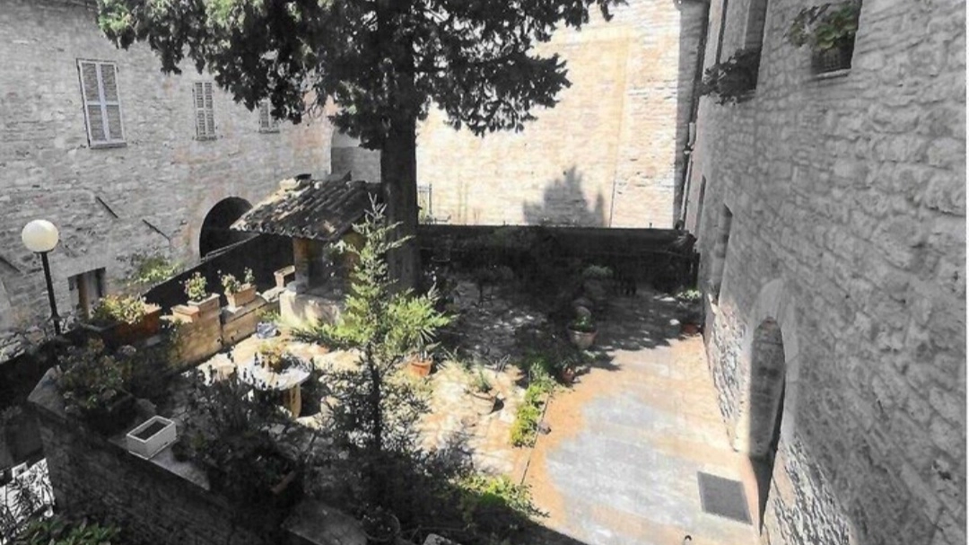 Il chiostro del vescovado di Assisi Il chiostro del vescovado di Assisi