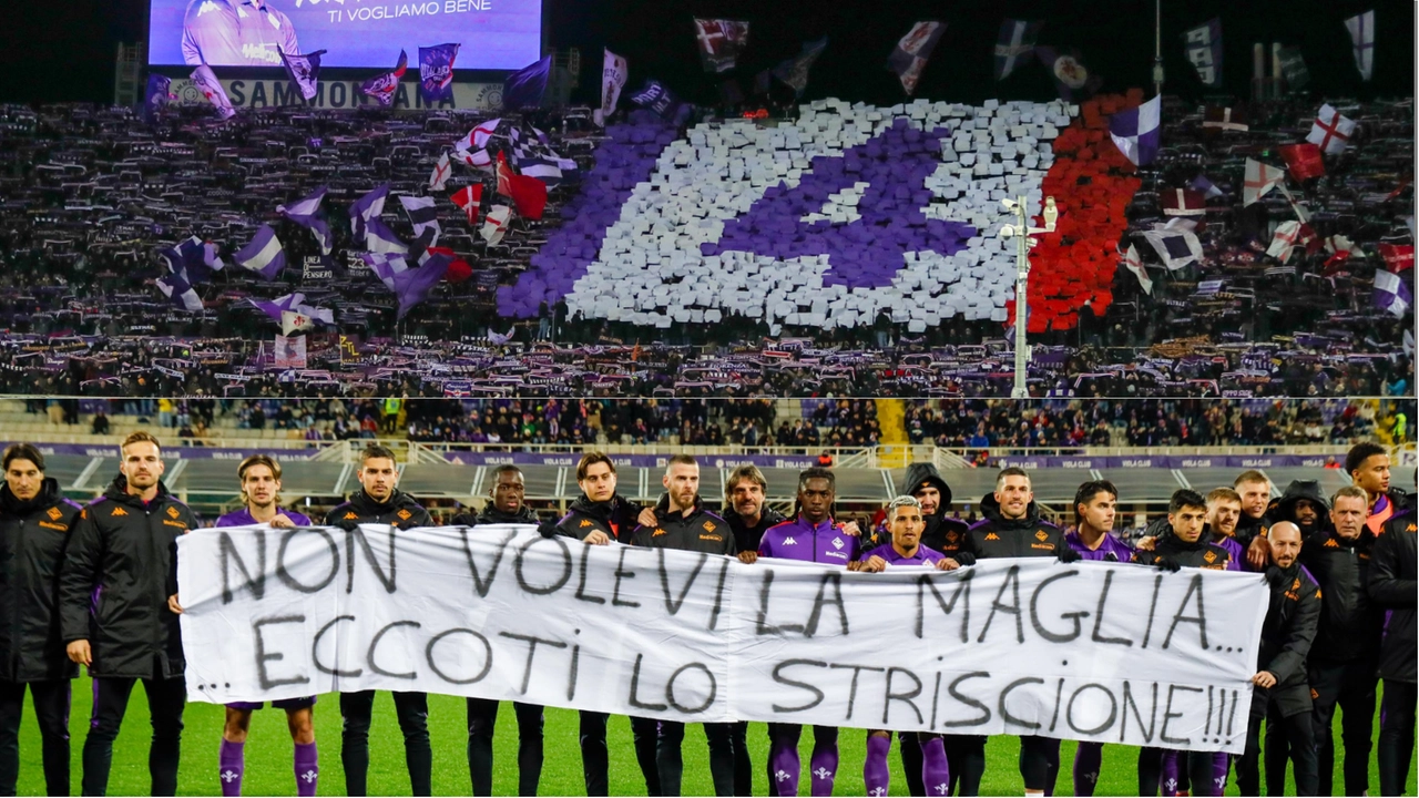 La coreografia dei tifosi e lo striscione della squadra per Edoardo Bove (Foto Germogli)