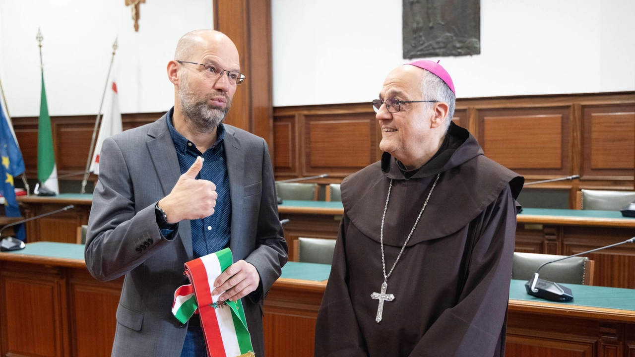 L’arcivescovo Saverio Cannistrà con il sindaco di Cascina Michelangelo Betti L’arcivescovo Saverio Cannistrà con il sindaco di Cascina Michelangelo Betti