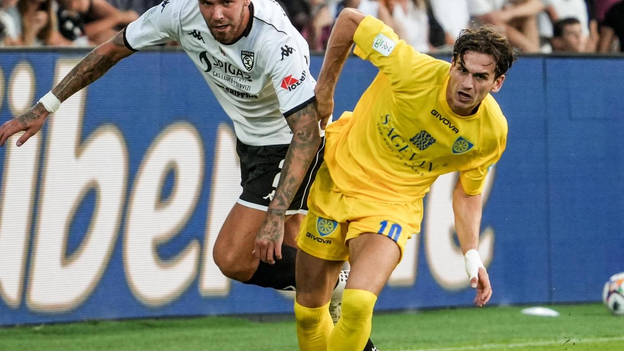 Un duello fra Wisniewski e Bozhanaj: il difensore aquilotto è stato fra i migliori in campo nello Spezia (foto Social Spezia Calcio)