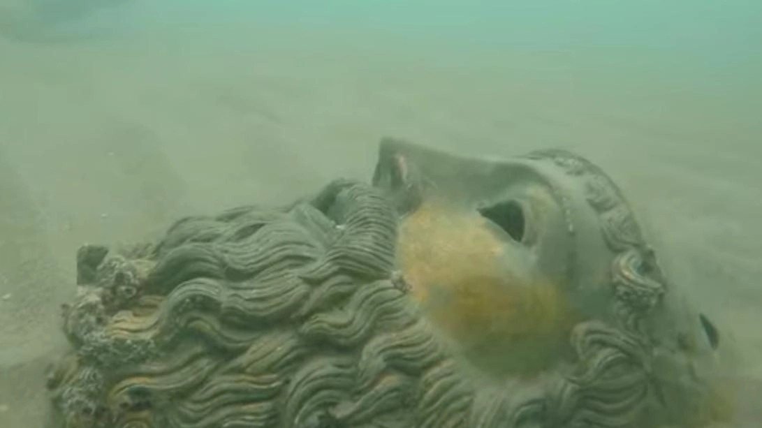 Copie Bronzi di Riace a Tonfano saranno rimosse entro il 15 novembre per decisione della Capitaneria di porto di Viareggio. Operazioni comporteranno divieti e limitazioni nell'area interessata. Copie Bronzi di Riace a Tonfano saranno rimosse entro il 15 novembre per decisione della Capitaneria di porto di Viareggio. Operazioni comporteranno divieti e limitazioni nell'area interessata.