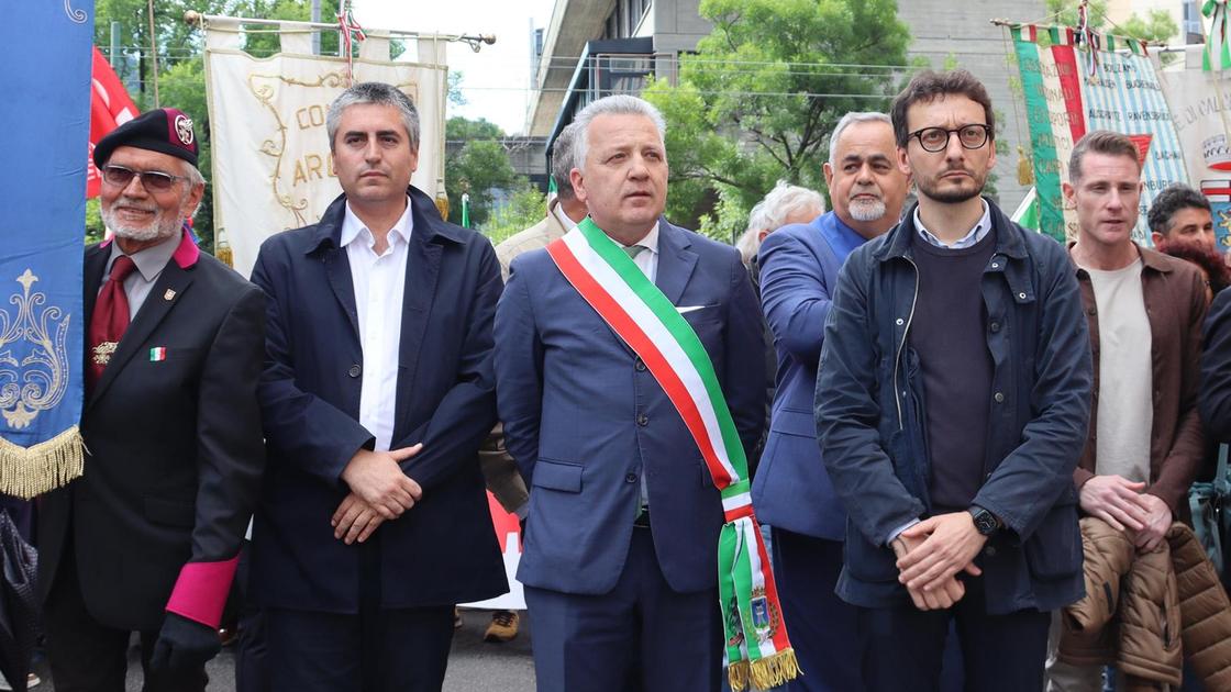  una presenza scomoda fdi contro peracchini alla testa del corteo