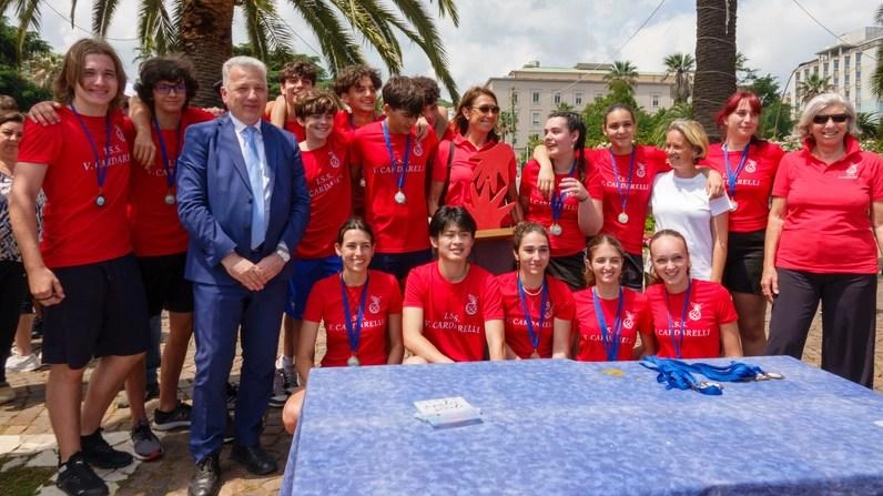 Il premio realizzato dall’artista Tomaino è andato al liceo Cardarelli. Al debutto dell’iniziativa hanno partecipato cinque istituti cittadini . Il premio realizzato dall’artista Tomaino è andato al liceo Cardarelli. Al debutto dell’iniziativa hanno partecipato cinque istituti cittadini .