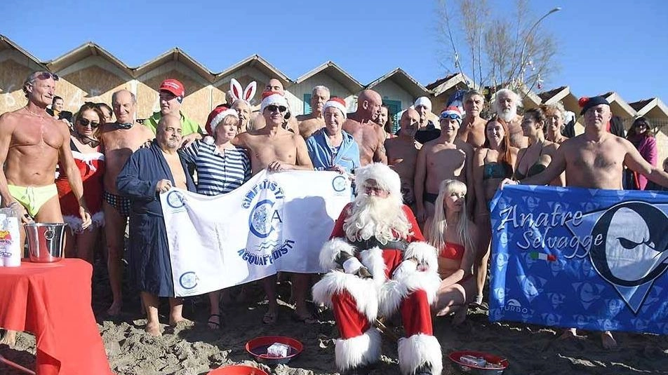 I “Nuotatori del tempo avverso” al Bagno Marchini di Marina di Massa per il tradizionale tuffo di fine anno I “Nuotatori del tempo avverso” al Bagno Marchini di Marina di Massa per il tradizionale tuffo di fine anno
