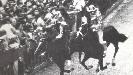 Il trionfo della Chiocciola il 17 agosto 1975 (foto ilpalio.org) Il trionfo della Chiocciola il 17 agosto 1975 (foto ilpalio.org)