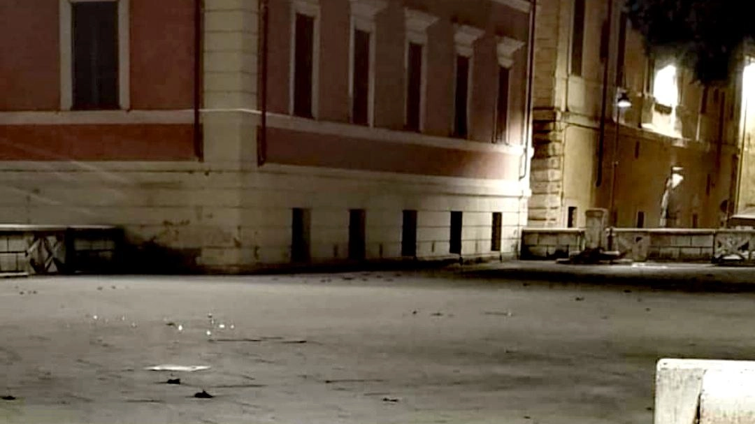 La foto sulla pagina Facebook “Segnalazioni Foligno“ con il sangue sull’asfalto La foto sulla pagina Facebook “Segnalazioni Foligno“ con il sangue sull’asfalto