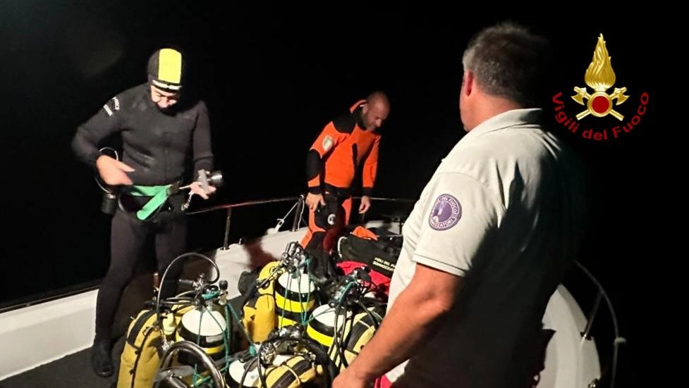 Le ricerche dei sommozzatori dei vigili del fuoco Le ricerche dei sommozzatori dei vigili del fuoco