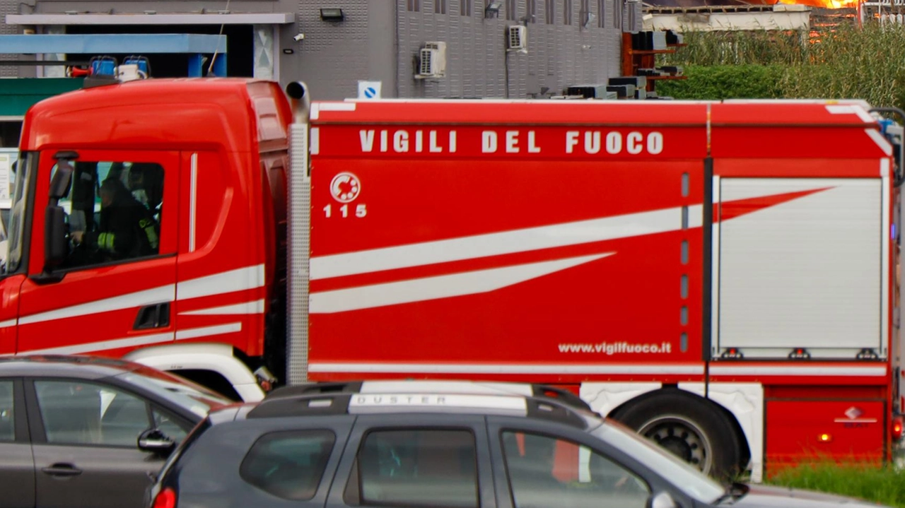 Le fiamme a Calenzano lunedì scorso Le fiamme a Calenzano lunedì scorso