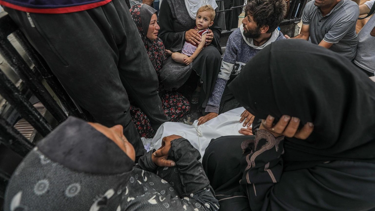 Fonti mediche, oggi 27 palestinesi uccisi cercando aiuti Fonti mediche, oggi 27 palestinesi uccisi cercando aiuti