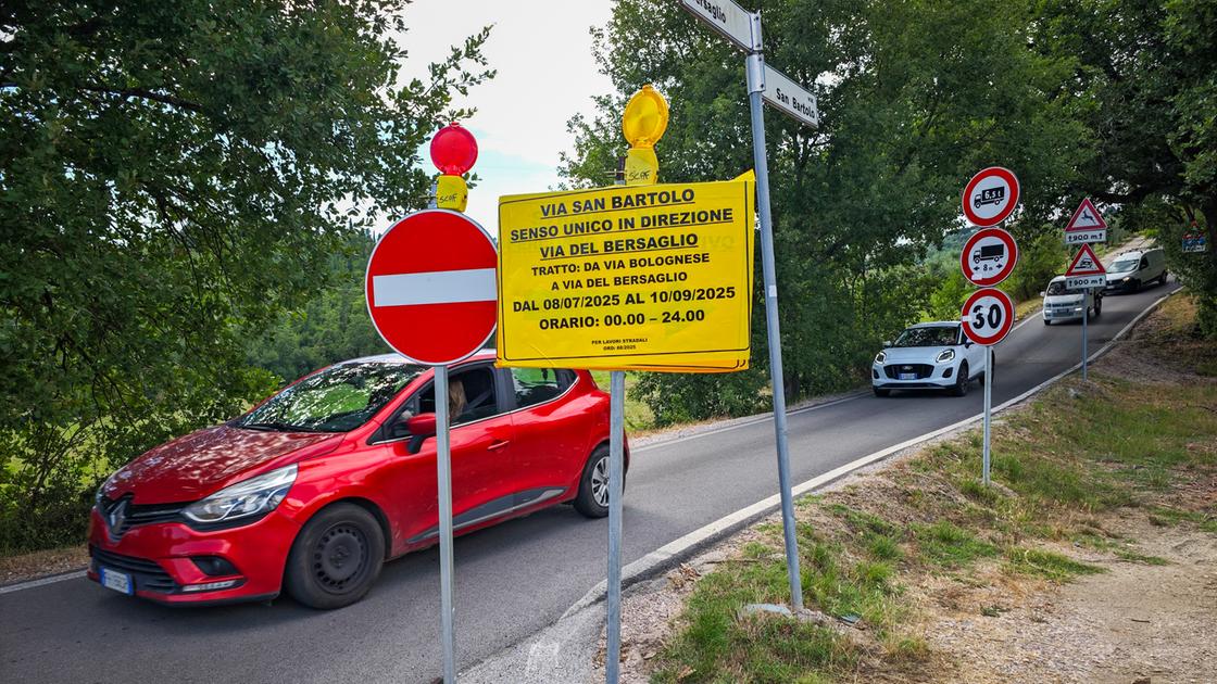 lavori in via bolognese proteste dei cittadini per bus in ritardo e corse saltate