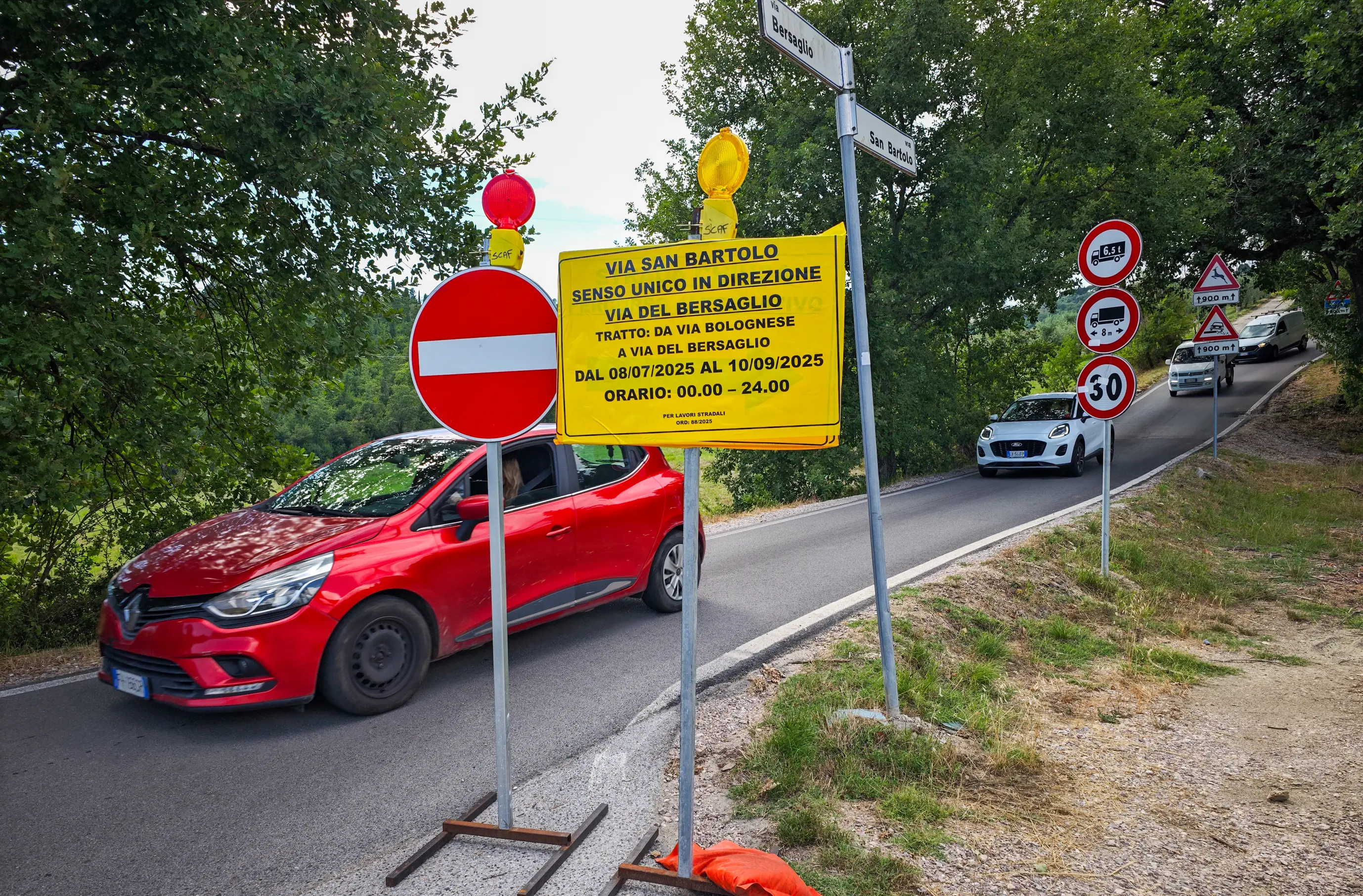 Lavori in via Bolognese, proteste dei cittadini per bus in ritardo e corse saltate